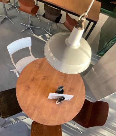 Gezellig tafeltje in het sfeervolle interieur van Krunch Gent