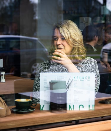 Vrouw op bezoek bij Krunch in Gent — koffie, brunch en lunch