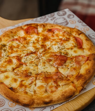 بيتزا بالجبن والطماطم على لوح خشبي