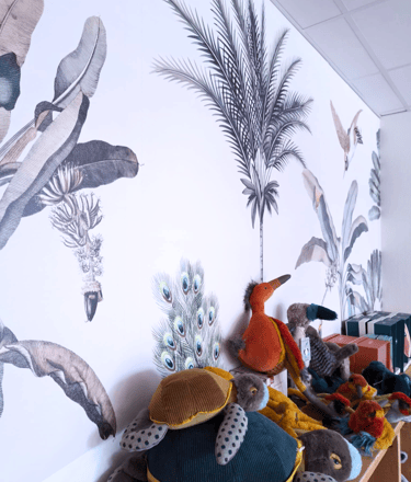 Zoom sur le papier peint Wellpapers fleuri feuillage luxuriant avec des peluches