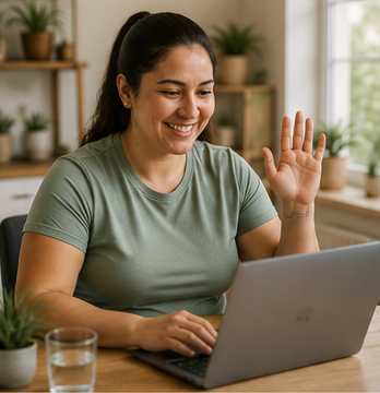 Mujer de 30 años tomando consulta nutricional personalizada en linea