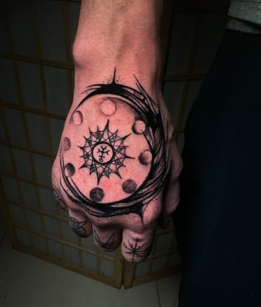 Blackwork tattoo style in the hand. Katarsis Tattoo, premium studio in Miraflores.