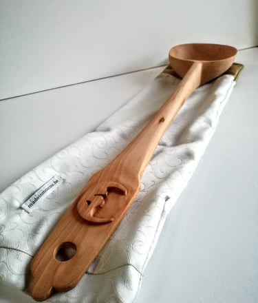 heel grote houten handgesneden lepel met decoratieve maan