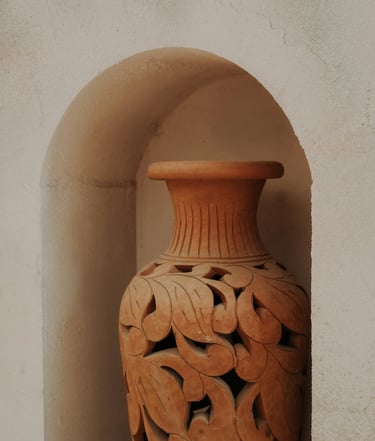 Vaso de barro esculpido, símbolo de ancoragem, elegância natural e contenção energética