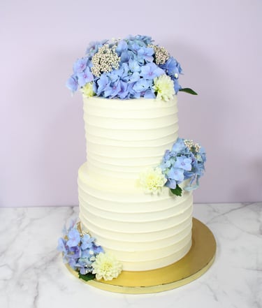 Tarta de boda elegante con flores naturales, diseño artesanal en Madrid
