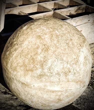 sphère en argile végétale élaborée à partir de papier recyclé. imitation pierre