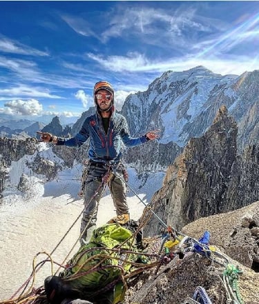 guia de montaña con cuerdas en la cumbre