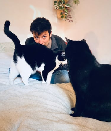 Juliette Puy comportementaliste félin Rennes avec ses chats