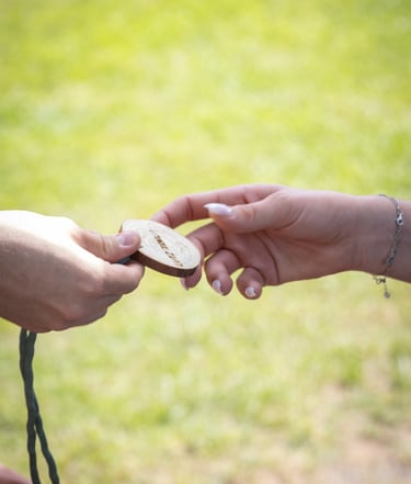 Remise d'une médaille à un coureur du Lutz'Trail