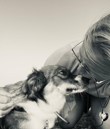 hond en vrouw die elkaar een kus geven