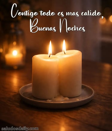 Dos velas encendidas colocadas juntas sobre una mesa en un ambiente oscuro y acogedor