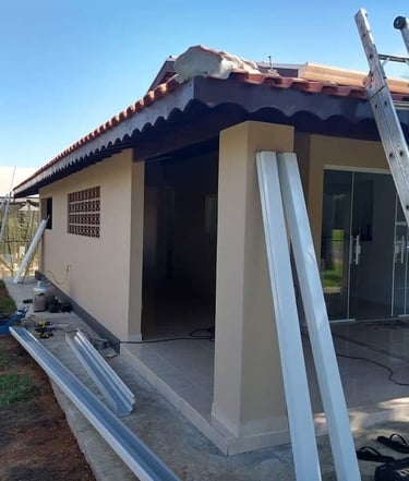 Casa antes da instalação de calhas e rufos.