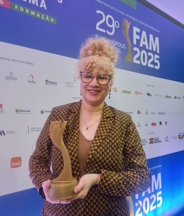 Tatiana Moreira, autora do argumento, recebe o prêmio FAM em nome da equipe do curta