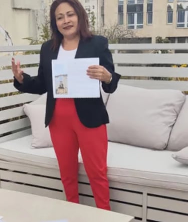 Formatrice tenant un document lors d’une session de formation en plein air sur une terrasse aménagée