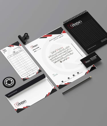 صورة علوية مسطحة (فلات لاي) تعرض هوية بصرية متكاملة لشركة تصوير فوتوغرافي سعودية، تشمل كروت عمل (بزن