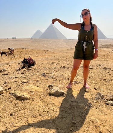 As três Grandes Pirâmides de Gizé no Cairo, Egito, sob um céu azul.