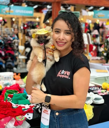 Kathy Morales Fundadora Love Puppies sonriente con perrito tierno