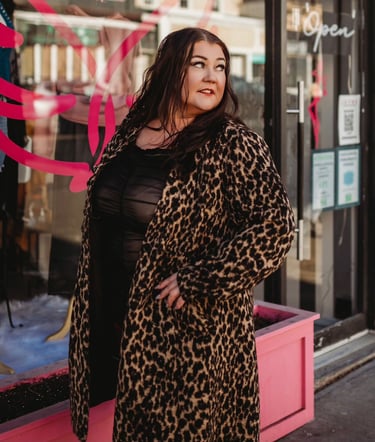 A picture of the author Helena Thompson or known on social media as Helena The Scribe