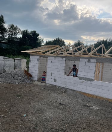 En glad far med sitt barn i det nye huset.