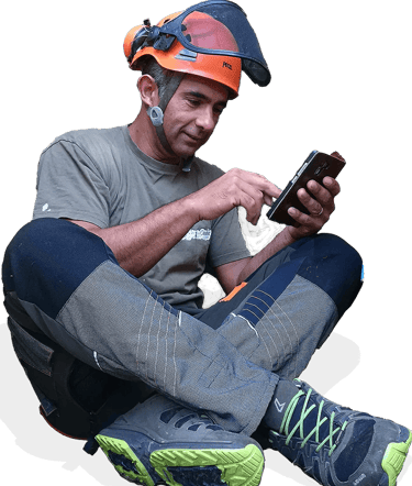 élagueur assis avec smartphone à la main