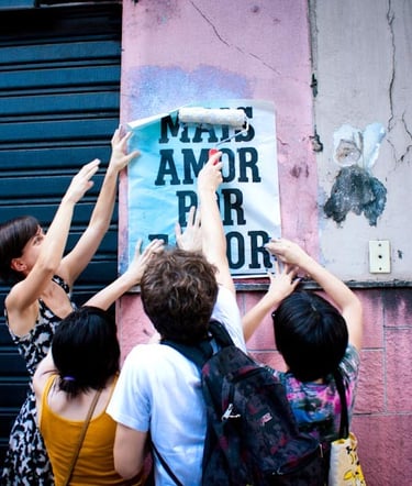 Lambe-lambe que se popularizou com a frase “Mais amor por favor” 