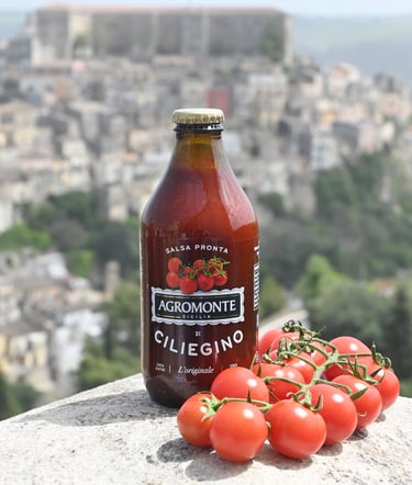Salsa Pronta di Ciliegino Agromonte con il Castello di Donnafugata sullo sfondo.