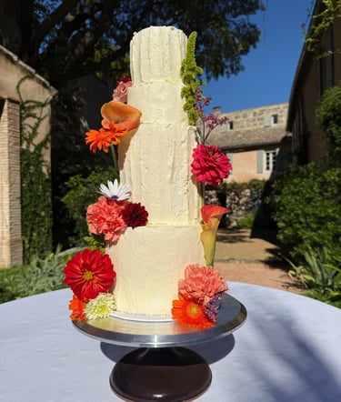 pièce montée de mariage ornée de fleurs