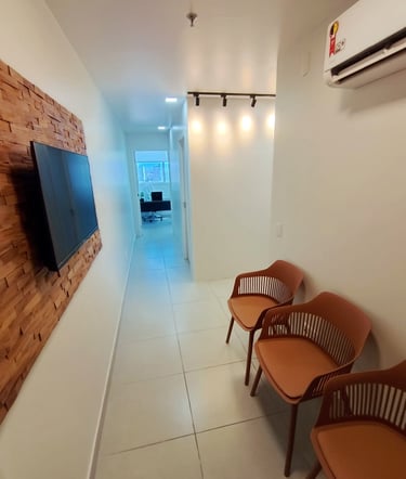 foto da recepção do Instituto RME com fundo azul aconchegante