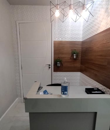Recepção da sala 1 com luzes aconchegante