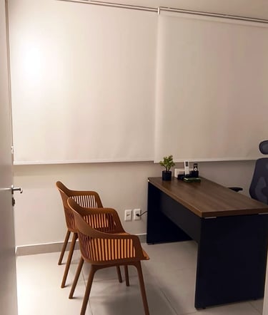 Sala do Insitituto RME com mesas e cadeiras com a cortina fechada