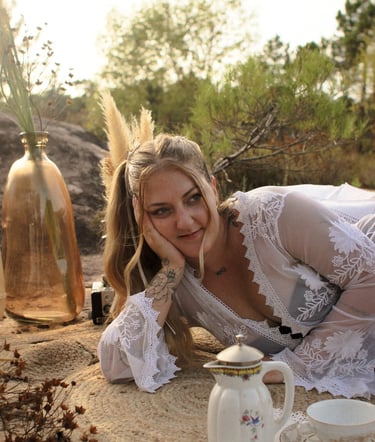 Eva Ink vlr sourit, entouré d'une théière et d'un vase, dans une lumière chaude