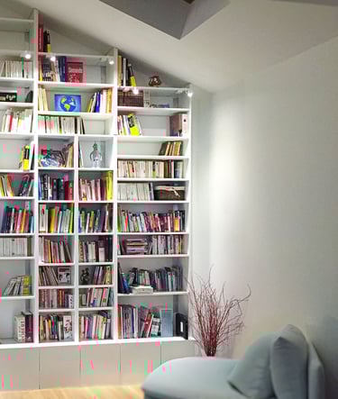 Grande bibliothèque sur mesure Shelfi sous combles – La Garenne-Colombes – mélaminé blanc