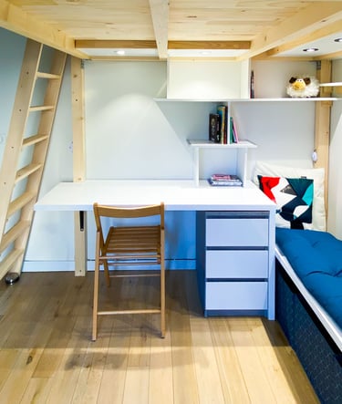 Mezzanine sur mesure Shelfi – Neuilly-sur-Seine – épicéa clair et meubles mélaminé blanc intégrés