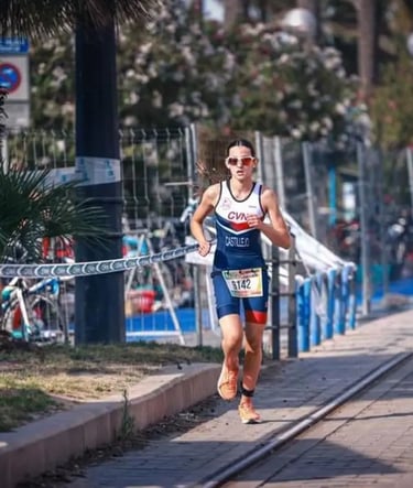 Triatleta del club valenciano de natación haciendo la prueba de correr