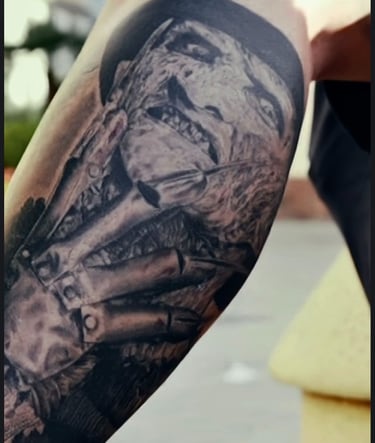 Tatuaje realista de Freddy Krueger en brazo – tatuador en Valencia especializado en realismo