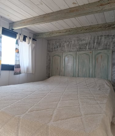 Dormitorio luminoso con ropa de cama