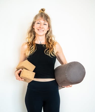 Foto Yogalehrerin mit Block und Bolster