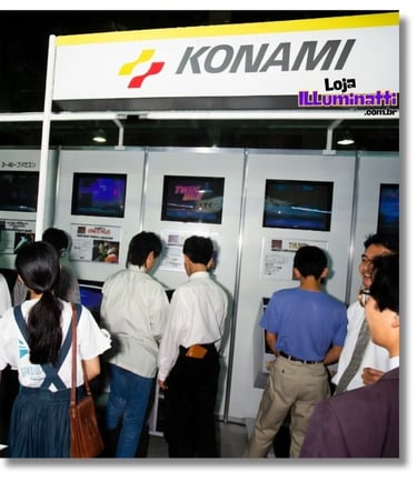No estande da Konami com o jogo Gradius III 