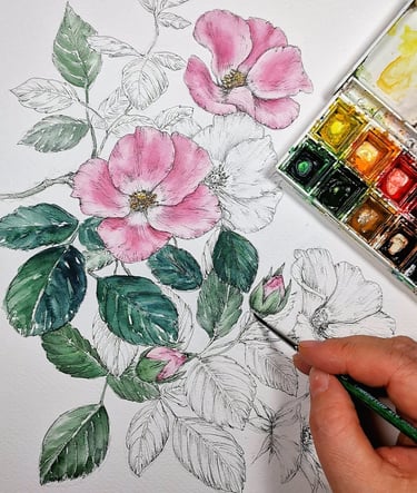 persona che dipinge dei fiori ad acquerello