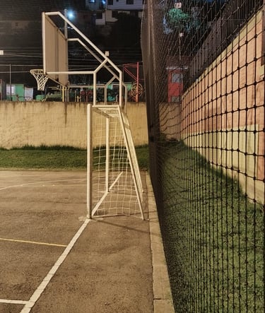 Porteria dentro de un cerramiento deportivo