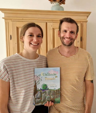Tanja Reif und Joachim Reif mit dem Buch "UnGleiche Freunde" in der Tips