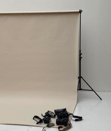 Referência visual de branding com estética minimalista e moderna da agência Lancover