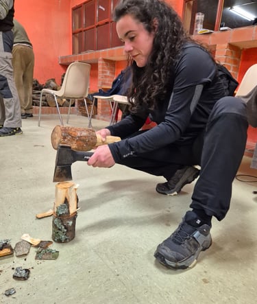 Taller de trabajo en madera, haciendo mazas