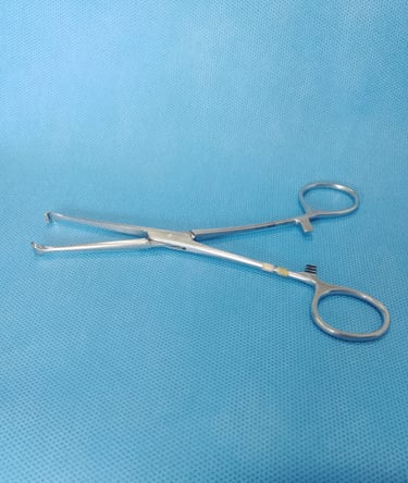 Pinça Allis sobre tecido azul estéril, usada para preensão de tecidos.