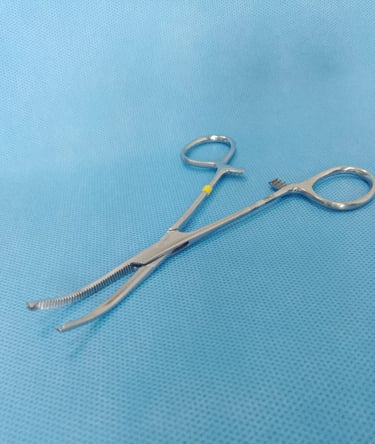 Pinça Kocher curva sobre tecido azul estéril, usada para fixar tecidos firmes.