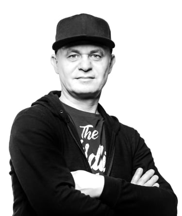 Sławek Wiesławski założyciel Hertz Recording Studio w pewnej postawie czarno białe zdjęcie