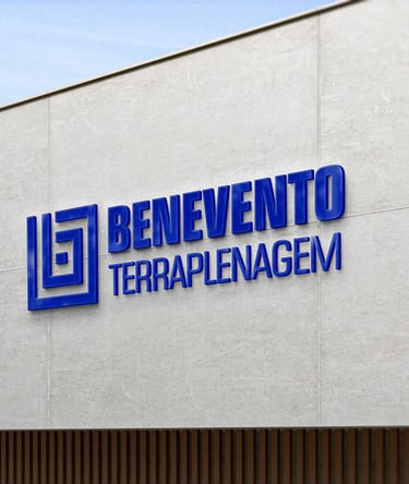 Logotipo azul Benevento Terraplenagem em fachada clara, ao lado de símbolo geométrico quadrado.