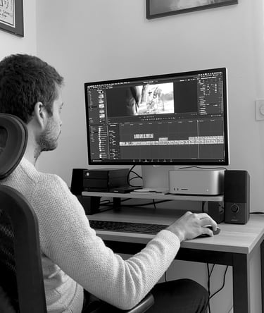 vincent tesniere en train de faire du montage vidéo