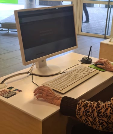 A senior customer using a computer at an SEB branch