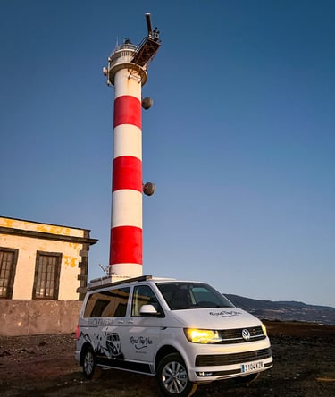Transporter T-6. Furgoneta Camper. FREEDOM. En el faro de Tenerife de noche. macaronesiavan.com